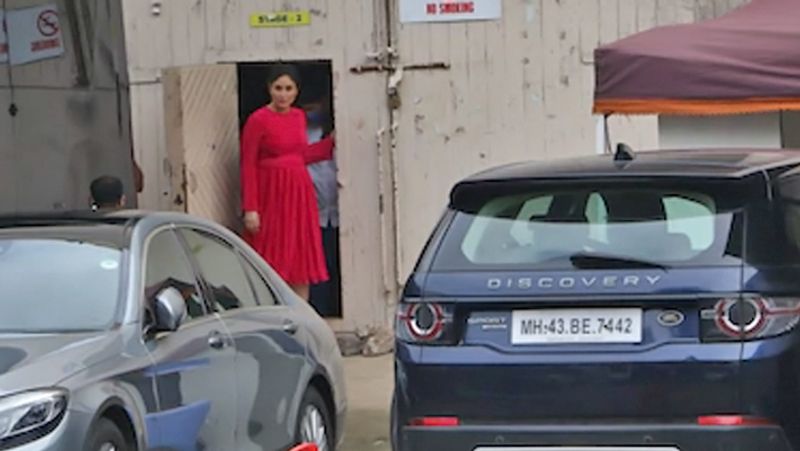 मीडिया रिपोर्ट्स के मुताबिक, करीना कपूर फिलहाल 3 महीने की प्रेग्नेंट हैं। कहा जा रहा है कि करीना 2021 में फरवरी या मार्च में अपने दूसरे बच्चे को जन्म देंगी। हालांकि उनकी प्रेग्नेंसी के चलते फिल्म 'लाल सिंह चड्ढा' के मेकर्स चिंता में पड़ गए हैं।
