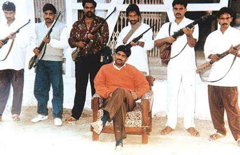घटना में मारे गए दोनों भाइयों की हत्या का चश्मदीद गवाह तीसरा भाई राजीव था। वो इस केस का एकमात्र गवाह था। लेकिन शाहबुद्दीन के खिलाफ वो गवाही न दे पाए इसलिए कोर्ट में पेशी से पहले ही उसे भी मार दिया गया। हत्याकांड ने देशभर को हिलाकर रख दिया था। पुलिस की भूमिका पर भी सवाल खड़े हुए। मामला विशेष अदालत में पहुंचा और शहाबुद्दीन को उम्रकैद की सजा मिली। वो तो भला हो नीतीश कुमार का जिनकी सरकार बनने के बाद शहाबुद्दीन जेल की सलाखों के पीछे पहुंचा। 