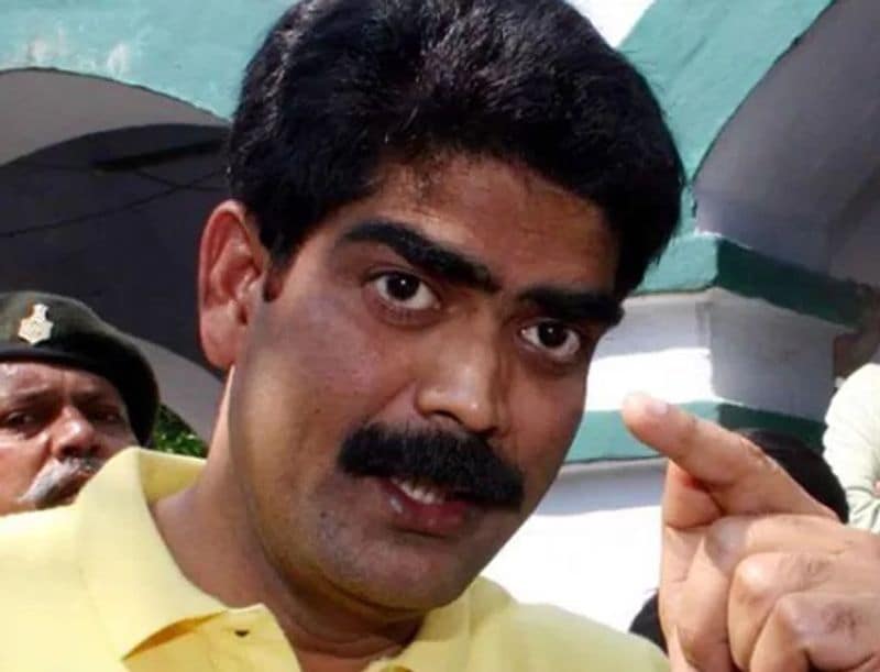 2001 में ही पुलिस जब आरजेडी के स्थानीय अध्यक्ष मनोज कुमार पप्पू के खिलाफ एक वारंट लेकर पहुंची थी तो शहाबुद्दीन ने गिरफ्तारी करने आए पुलिस अधिकारी संजीव कुमार को थप्पड़ मार दिया था। शहाबुद्दीन के सहयोगियों ने पुलिस वालों की जमकर पिटाई कर दी थी। इसके बाद पुलिस को खाली हाथ लौटना पड़ा था।
(फाइल फोटो)
