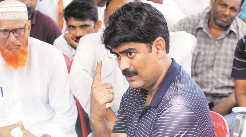 लेकिन लालू के राज में ही शहाबुद्दीन के पाप का घड़ा ऐसा भरा कि अब उसे अब जिंदगीभर जेल की सलाखों में सड़ना पड़ेगा। शहाबुद्दीन के आतंक को भला चंदा बाबू से बेहतर कौन बता सकता हैं। चंदा बाबू के बेटों की हत्या के मामले में उसे विशेष अदालत ने उम्र कैद की सजा सुनाई थी। ये केस शहाबुद्दीन के सबसे खौफनाक मामलों में शामिल किया जाता है।