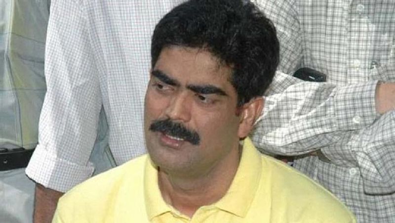 मीडिया रिपोर्ट्स के मुताबिक शहाबुद्दीन की सुरक्षा आश्वासन देने में दिल्ली सरकार और बिहार पुलिस की अनिच्छा के बीच दिल्ली उच्च न्यायालय ने मंगलवार को सुझाव दिया। सुनवाई के दौरान न्यायमूर्ति भंभानी ने कहा है 'अदालत कैदी को परिवार में शोक जैसी स्थिति में ‘कस्टडी पैरोल’ देने पर विचार कर सकती है, लेकिन यहां मुद्दा यह है कि बिहार और दिल्ली सरकार दोनों सुरक्षा सुनिश्चित नहीं कर रहे हैं।' वह उनकी हिरासत में सुरक्षित रहेगा।
(फाइल फोटो)