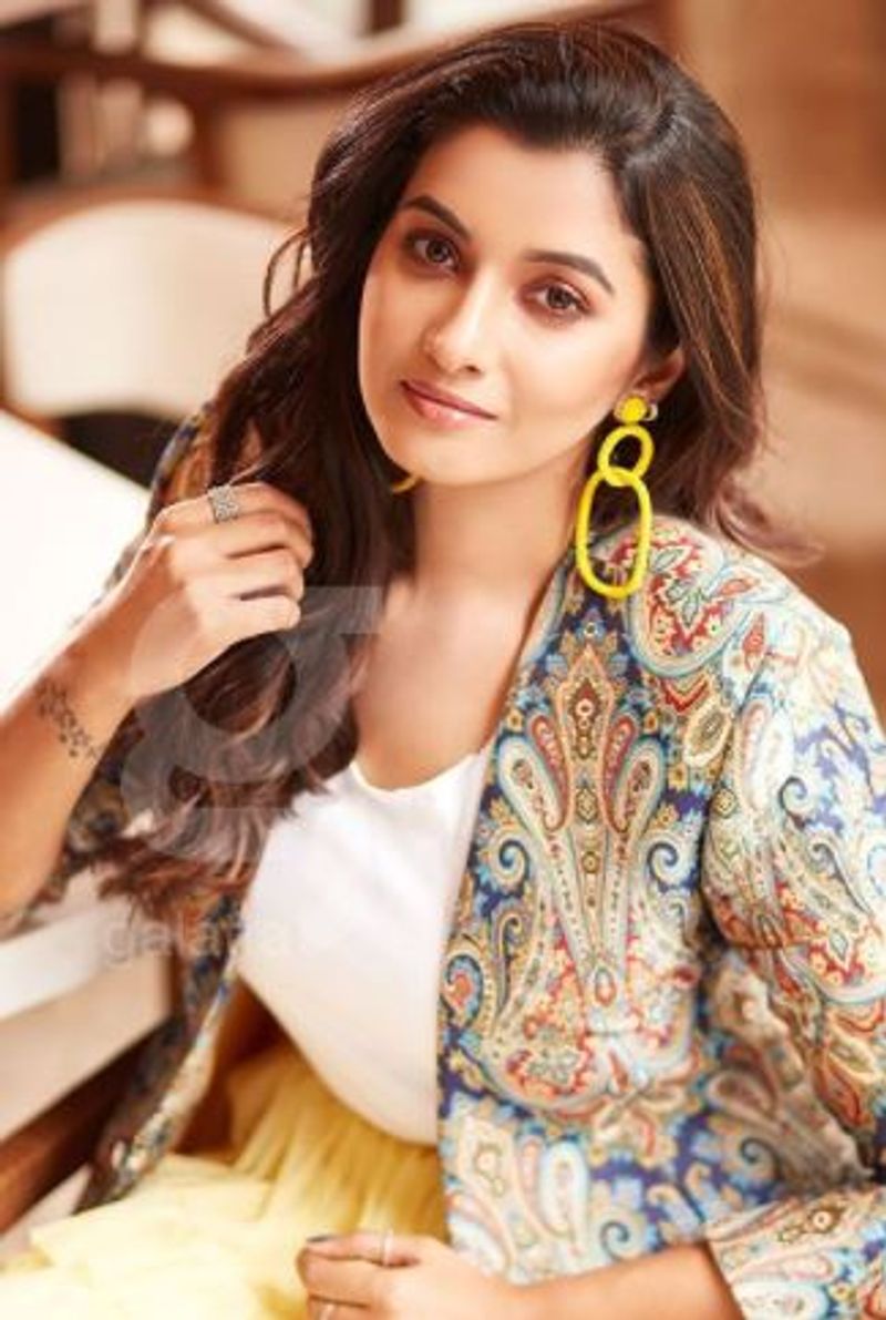 
தற்போது பிரமாண்ட இயக்குனர் ஷங்கர் இயக்கத்தில் கமல் ஹாசனின் இந்தியன் 2, ராதாமோகனின் பொம்மை, சிம்புவின் ‘பத்து தல', ராகவா லாரன்ஸ் நடிக்கும் 'ருத்ரன்' உட்பட 6 படங்கள் இவரது கை வசம் உள்ளது.