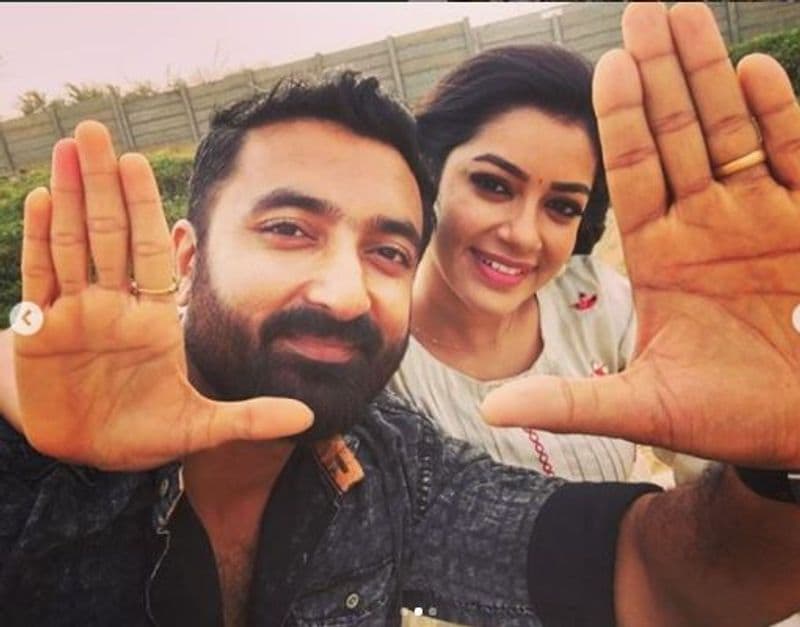 'அனந்தபுரத்து வீடு' படத்தில் இருவரும் இணைந்து நடித்த போது இருவரும் காதலிக்க துவங்கினர். 
