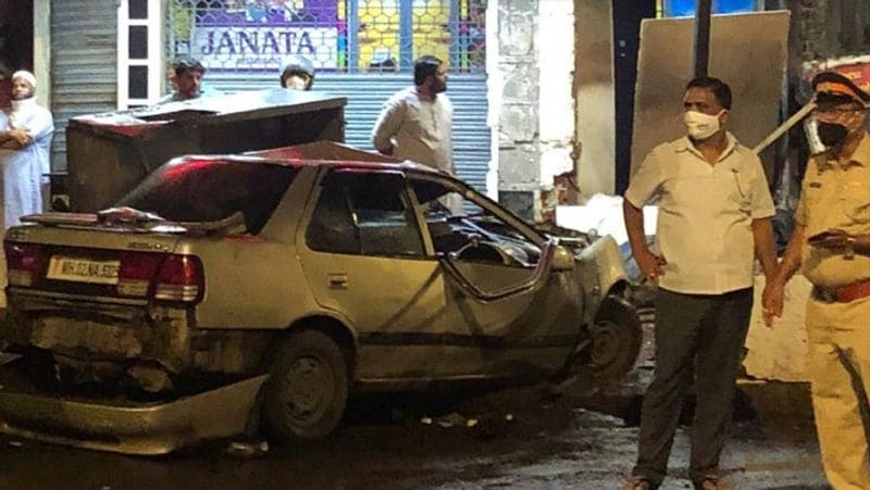 इस हादसे में घायल लोगों की हालत गंभीर बताई जाती है। उन्हें जेजे अस्पताल में भर्ती कराया गया है।
