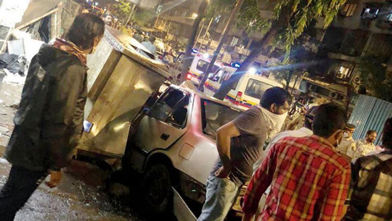 इस हादसे में घायल नदीम आदिल अंसारी नामक शख्स फुटपाथ पर बालो की क्लिप बेचने का काम करता है।