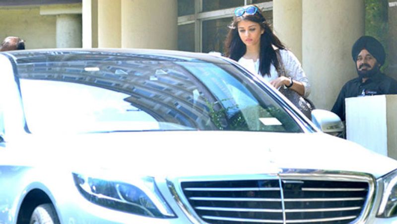 bollywood Actor Amitabh Bachchan going to sell his luxurious car Porsche Cayenne BRd
