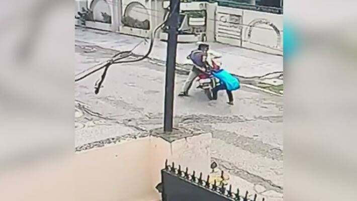 15 year old teen injured pulls mobile snatcher off bike in punjab 15 year old teen injured pulls mobile snatcher off bike in punjab