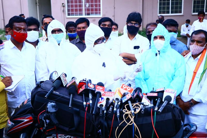 నాగర్ కర్నూల్: ప్రభుత్వ ఆసుపత్రుల్లో గత ప్రభుత్వం మంజూరు చేసిన పోస్టులను కూడా ఆరున్నర ఏళ్లుగా భర్తీ చేయకుండా ముఖ్యమంత్రి కేసీఆర్, వైద్య ఆరోగ్య శాఖామంత్రి ఈటల రాజేందర్ గాడిదలు కాస్తున్నారా లేక.. గుడ్డి గుర్రానికి పళ్ళు తోముతున్నారా... అని సీఎల్పీ నేత భట్టి విక్రమార్క నిప్పులు చెరిగారు. 