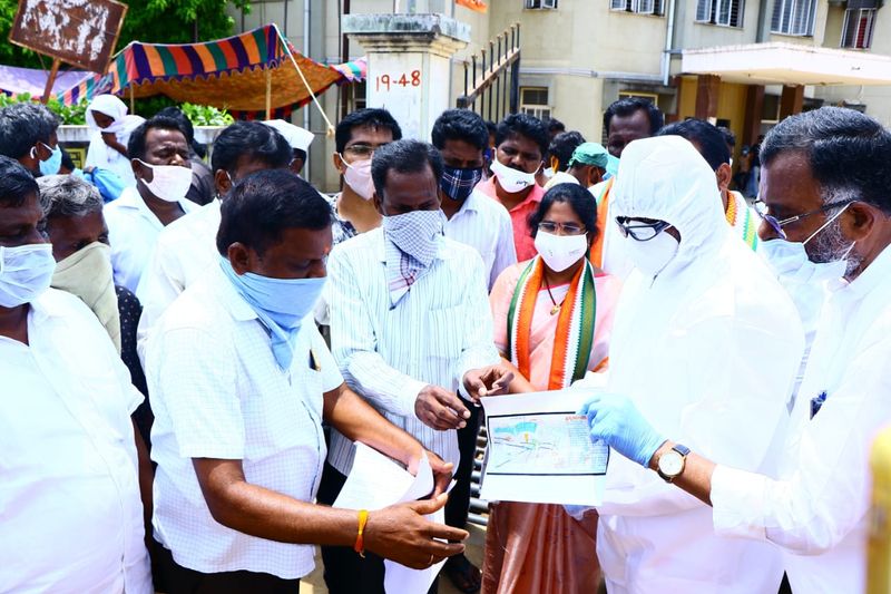 అనంతరం భట్టి విక్రమార్క మాట్లాడుతూ... నాగర్ కర్నూల్ జిల్లా కేంద్ర ఆసుపత్రిలో గత ప్రభుత్వం కట్టిన భవనాలు, ఇతర మౌలిక సదుపాయాలు తప్ప కేసీఆర్ ప్రభుత్వం ఈ ఆరేళ్ళల్లో కొత్తగా చేసిందేమీ లేదని అన్నారు. గత ప్రభుత్వం మంజూరు చేసిన డాక్టర్లు, ఇతర వైద్య సిబ్బంది నియమకాలు కూడా ఈ ప్రభుత్వం చేయలేదని అన్నారు. జిల్లా కేంద్ర ఆసుపత్రి అంటే 350 పడకల ఆస్పత్రిగా ఉండాలి కానీ ఇది ఇంకా 100 పడకల ఆస్పత్రుగానే ఉందని... అంతేకాకుండా వంద పడకల ఆసుపత్రికి ఉండాల్సిన కనీస సదుపాయాలు కూడా ఇక్కడ లేవని భట్టి విక్రమార్క నిప్పులు వివరించారు.
