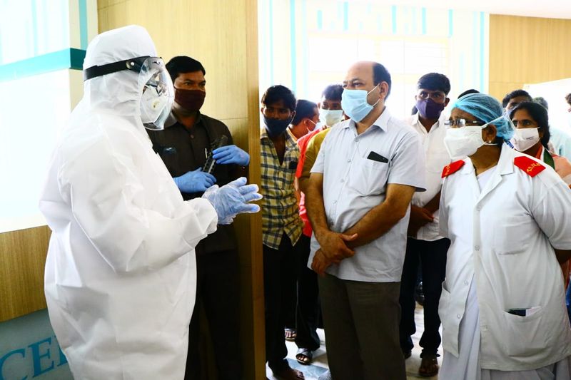 కరోనా రోగులను పరీక్షించే సిటీ స్కాన్, యాంజియోగ్రామ్ అసలు లేవని..ఇక ఎక్స్ రే మిషన్ కూడా పని చేయడం లేదని పేర్కొన్నారు. రోగులకు వైద్యం చేయాల్సిన డాక్టర్ల పోస్టులు అన్ని ఖాళీగానే ఉన్నాయని భట్టి చెప్పారు. మొత్తంగా ఇక్కడ 49 డాక్టర్ల పోస్టులు మంజూరు అయితే 34 పోస్టులు ఖాళీగా ఉన్నాయని భట్టి పేర్కొన్నారు. 