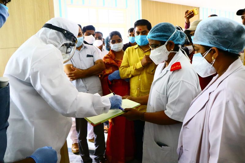 ''వైద్యో నారాయణో హరి అంటాము. వైద్యుడు దేవుడితో సమానం. ఇప్పుడున్న కరోనా సమయంలో వైద్యులు కళ్ళముందు నడిచే దేవుళ్ళు.. ఆసుపత్రులు దేవాలయాలు. అయితే కేసీఆర్ సర్కార్ డాక్టర్ల పోస్టులు భర్తీ చేయకుండా ఆసుపత్రులను దేవుళ్ళు లేను దేవాలయాలుగా మార్చారు. వైద్యులు లేని ఈ ఆసుపత్రికి వచ్చే పేదలకు ఎటువంటి వైద్య సహాయం అందుతుంది'' అని భట్టి మండిపడ్డారు. 