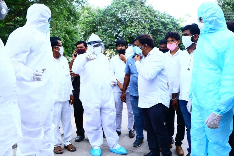 ''ప్రతి నియోజకవర్గంలోనూ ప్రభుత్వం కరోనను కట్టడి చేసేందుకు పేద ప్రజల ప్రాణాలను కాపాడేందుకు ఐసోలేషన్ క్వారంటైన్ కేంద్రాలను ఏర్పాటు చేయాలి. హోమ్ క్వారయింటైన్ వల్ల గ్రామాల్లో కరోనా పెరుగుతోంది. కాబట్టి ప్రభత్వం వెంటనే చర్యలు చేపట్టాలి'' అని భట్టి డిమాండ్ చేశారు. 