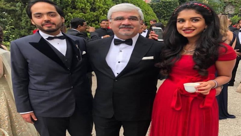 वैसे तो राधिका मर्चेंट किसी पहचान की मोहताज नहीं हैं, अंबानी परिवार की तरह उनका परिवार भी काफी फेमस है। राधिका, वीरेन मर्चेंट की बेटी हैं। वीरेन मर्चेंट ADF फूड्स लिमिटेड के नॉन एक्जीक्यूटिव डायरेक्टर हैं। इसके अलावा 'एन्कोर हेल्थकेयर प्राइवेट लिमिटेड' कंपनी के सीईओ और वाइस चेयरमैन भी हैं।