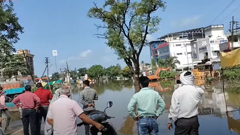 बता दें कि वैनगंगा नदी में बाढ़ आने से भंडारा में भारी तबाही हुई है। हालांकि अब पानी उतर रहा है, लेकिन वो अपने पीछे बर्बादी के निशान छोड़ता जा रहा है।