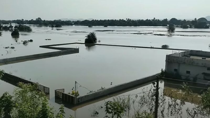 भंडारा के 60 से ज्यादा गांवों में बाढ़ का बुरा असर दिखाई दिया है। भंडारा और गोंदिया में 1994 के बाद ऐसी बाढ़ आई है।
