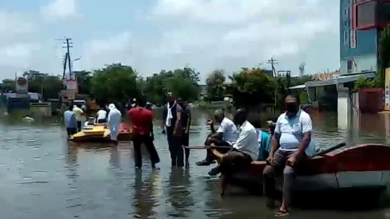 शहर में ऐसा पहली बार हुआ है, जब लोगों को नावों का सहारा लेना पड़ रहा है।
