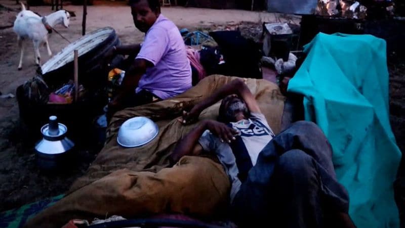 लोगों को घर छोड़कर खुले में रहना पड़ रहा है।