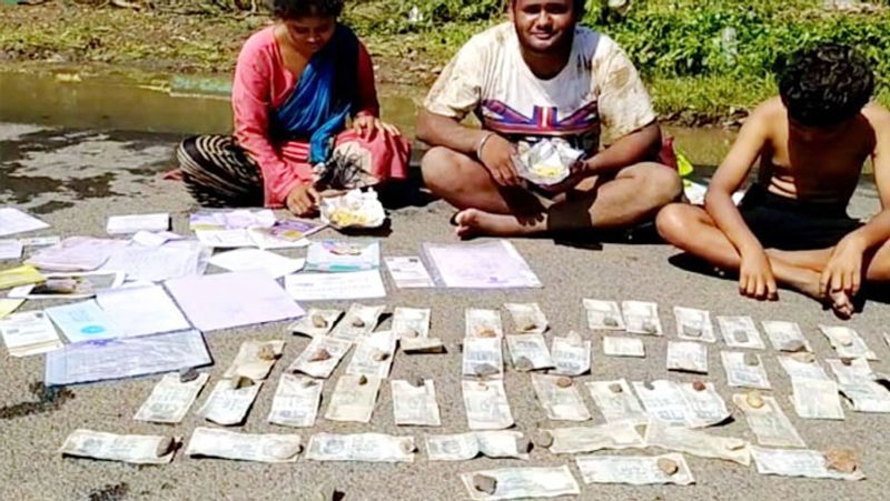 यह एक गरीब फैमिली है, जिसने बेटी की शादी के लिए पाई-पाई पैसा इकट्ठा किया है। लेकिन यह पैसा बाढ़ में बह गया। पहले तो यह परिवार खूब रोया, फिर रुपए सड़क पर सूखने रख दिए। जब नोट सूख गए, तब परिवार के चेहरे पर मुस्कान लौटी।