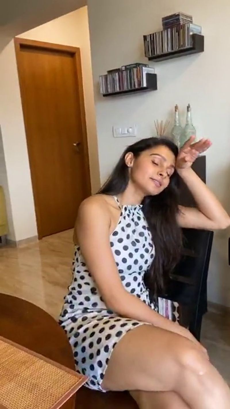 சிவப்பு நிற ஹாட் உடையை கழட்டி போஸ் கொடுத்த நடிகை ஆண்ட்ரியா..! ஏங்கும்