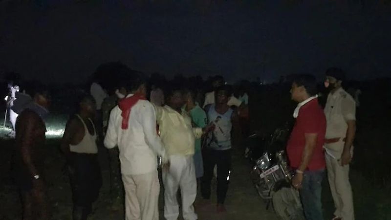 हत्या करने के बाद दोनों दोस्तों के शवों को चंद्रभागा नदी के किनारे जंगल में फेंक दिया। दोनों मृतक के मोबाइल एवं अन्य सामान को भी चंद्रभागा नदी में फेंक दिया, जिसे आरोपियों की शिनाख्त के बाद पुलिस ने बरामद कर लिया है। फिलहाल पुलिस सभी आरोपियों को गिरफ्तार कर जेल भेजने की तैयारी कर रही है।( प्रतीकात्मक फोटो) 