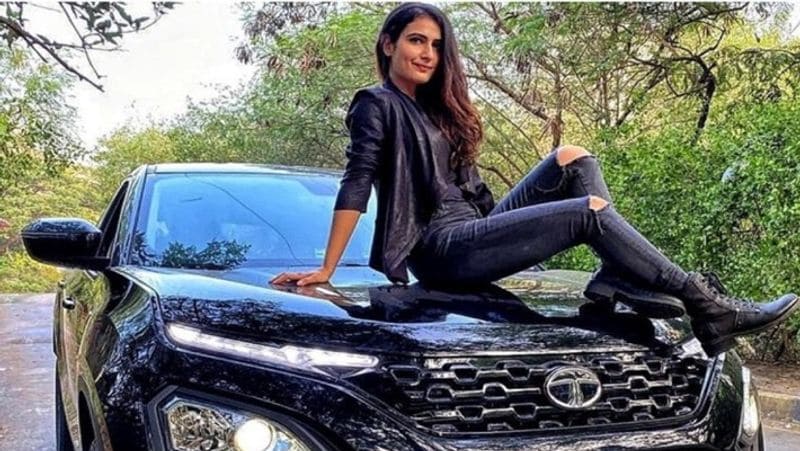 बॉलीवुड में दंगल गर्ल के नाम से मशहूर फातिमा सना शेख के पास एसयूवी टाटा हैरियर है। इसकी कीमत 13.84 लाख रुपये से लेकर 20.3 लाख रुपये के बीच है।