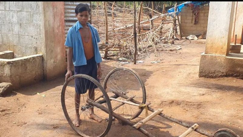 यह गाड़ी खेल-खेल में बनाई गई है। लॉकडाउन के कारण स्कूल बंद हैं। ऐसे में दोनों बच्चों ने अपने खेल के लिए यह गाड़ी बनाई। लेकिन अब यह बड़ों के भी बड़े काम आ रही है।
आगे देखें... देसी जुगाड़ से बनी गजब की साइकिल, कार के पहिये और बाइक के ब्रेक, दौड़ती है 60 की स्पीड से