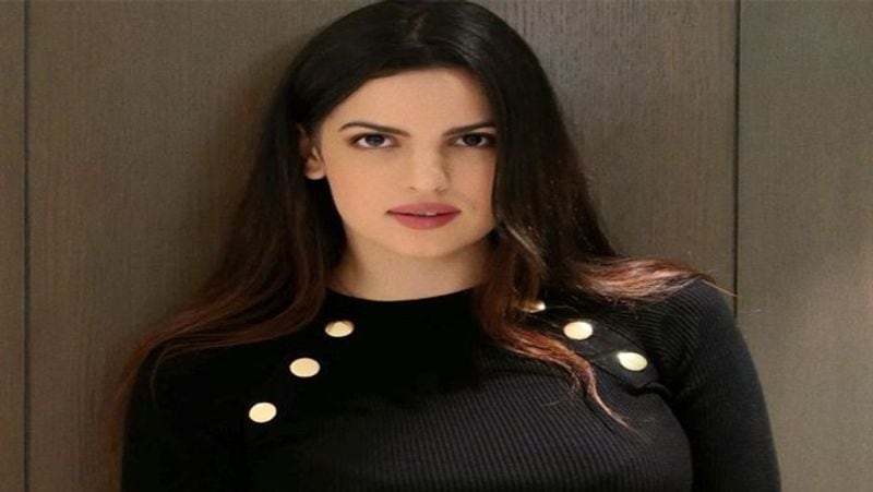 अगस्त्य के साथ-साथ उसकी मम्मी भी आजकल सोशल मीडिया पर छाई हुई हैं। नताशा ने हाल ही में इंस्टाग्राम पर अपनी कुछ तस्वीरें शेयर की हैं। जो काफी तेजी से वायरल हो रही हैं।