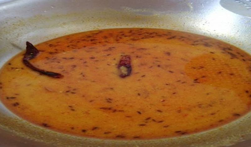 अब इसमें आवश्यकता अनुसार पानी डालें। और इसे 5 मिनट तक चलाएं। एक उबाल आने पर गैस बंद कर दीजिये। 