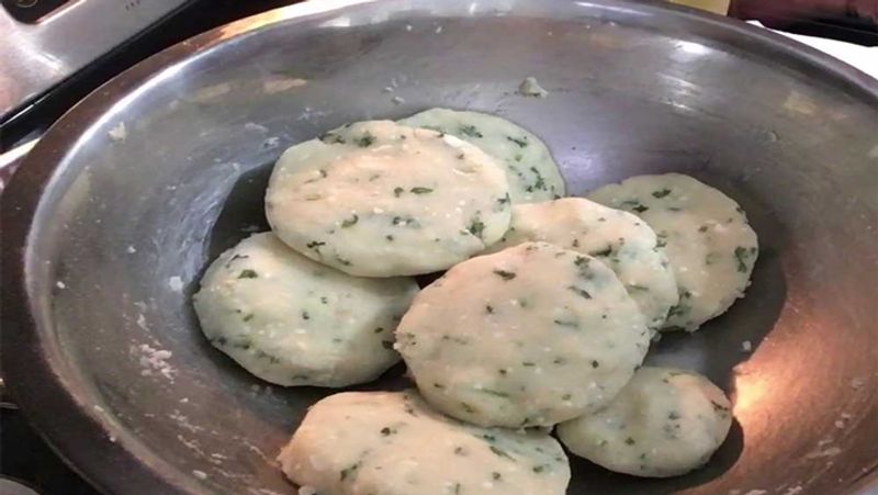 इस मिक्चर को अच्छी तरह से मिलाएं। इससे छोटे आकार की बॉल बनाएं और इसे एक तरफ रख दें।
