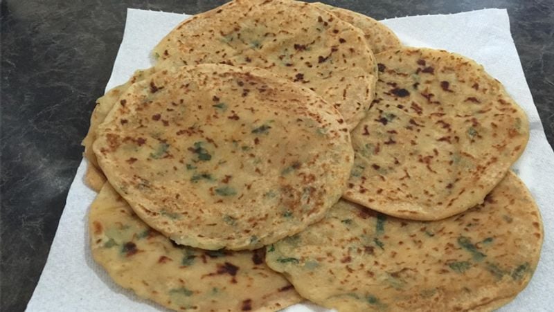 अब आपके आलू के पराठे तैयार हैं। आप चाहें तो इस पर थोड़ा मक्खन या घी लगाएं और दही, रायता या अचार के साथ गरम - गरम परोसें।