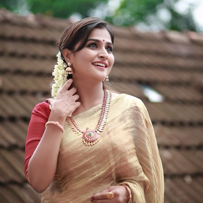 actress ramya nambeesan latest kerala saree photo shoot