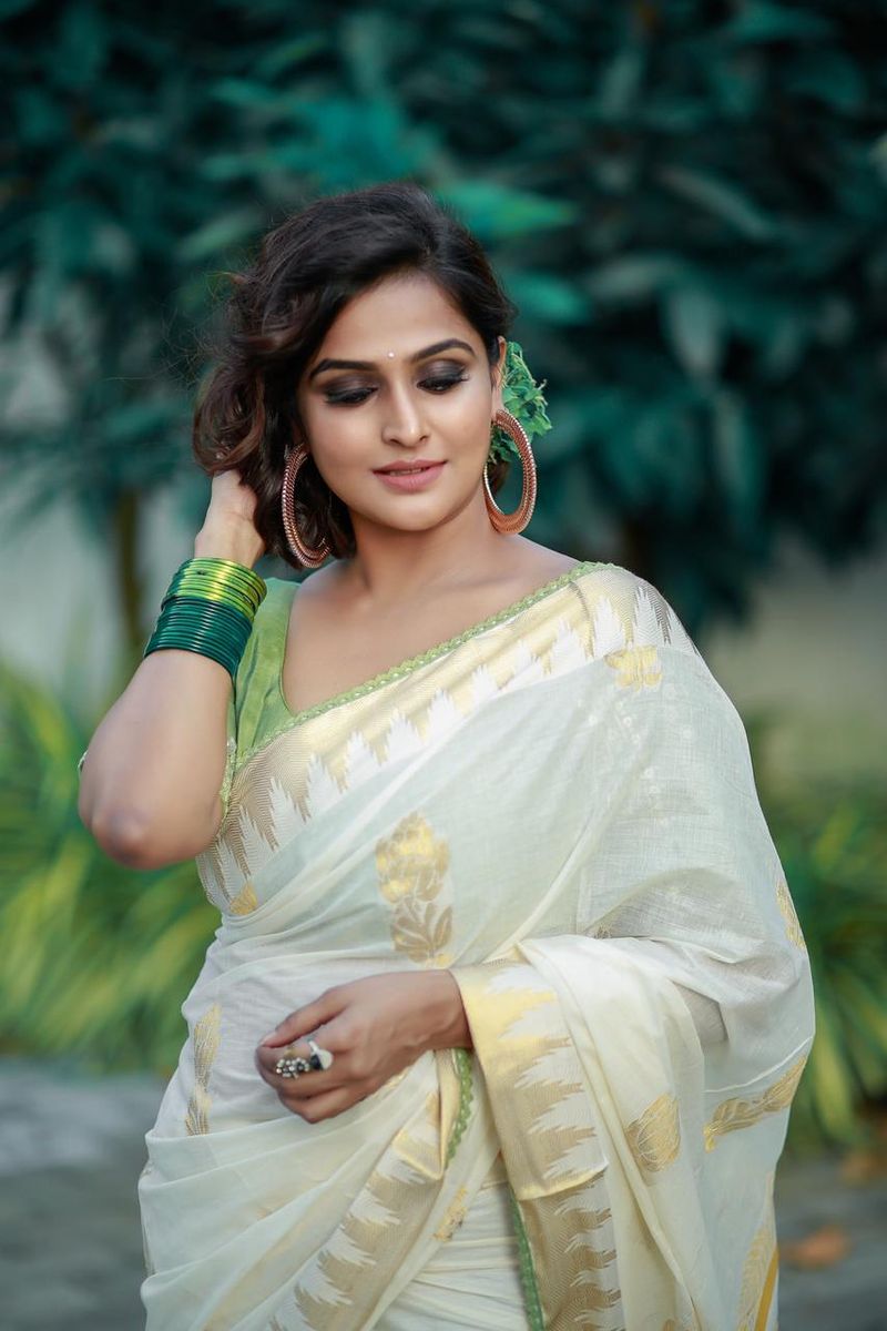 actress ramya nambeesan latest kerala saree photo shoot