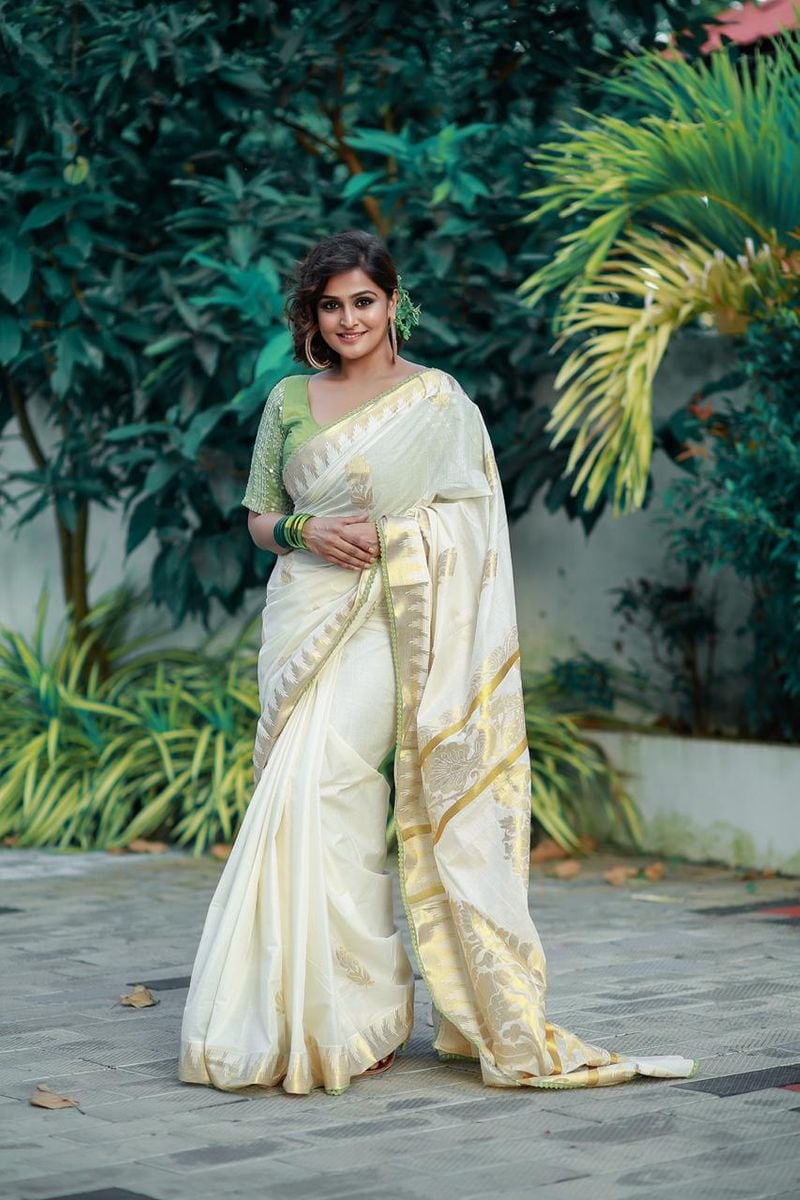 actress ramya nambeesan latest kerala saree photo shoot