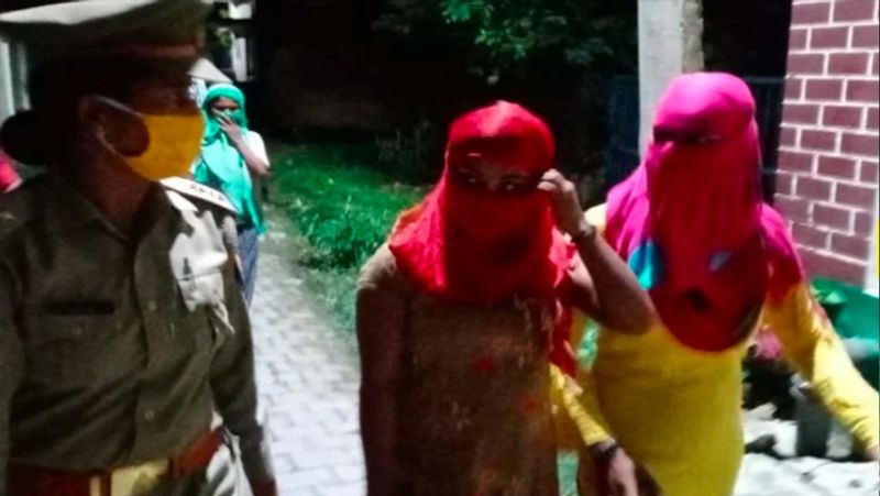 पहले छात्राओं की फोटो वाट्सएप पर पसंद करने के लिए भेजी जाती थी उसके बाद कमरे में रात गुजारने के लिए ग्राहकों के साथ भेज दिया जाता था। इसके लिए बाकायदा व्हाट्सएप और फोन पर पहले ही रेट तय होता था।

