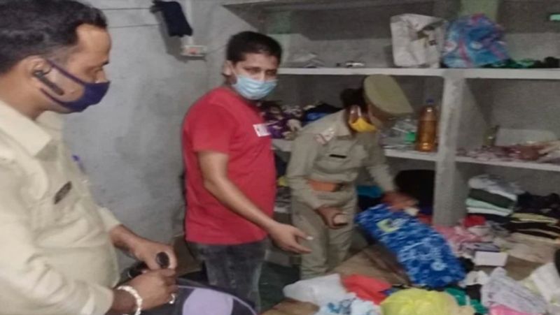 इस रैकेट को चलाने वाले महिला के यहां आने जाने वाले लोगों पर नजर रखने के लिए मोहल्ले के ही एक व्यक्ति ने अपने घर के बाहर सीसीटीवी कैमरा लगवा दिया। जिसके बाद पड़ोस के घर में सभी आने जाने वालों की तस्वीर कैमरे में कैद हो जाती थी। इसकी फुटेज को देखने पर पता चला कि 32 मिनट में 14 लड़कियां आते जाते दिखीं। मोहल्ले में बाइक सड़क के किनारे खड़ी रहती थी। अगर कोई विरोध करता था तो उससे धंधा कराने वाली महिला झगड़ा करने लगती थी। एक बार एक व्यक्ति की कार का शीशा भी तोड़ दिया गया था।