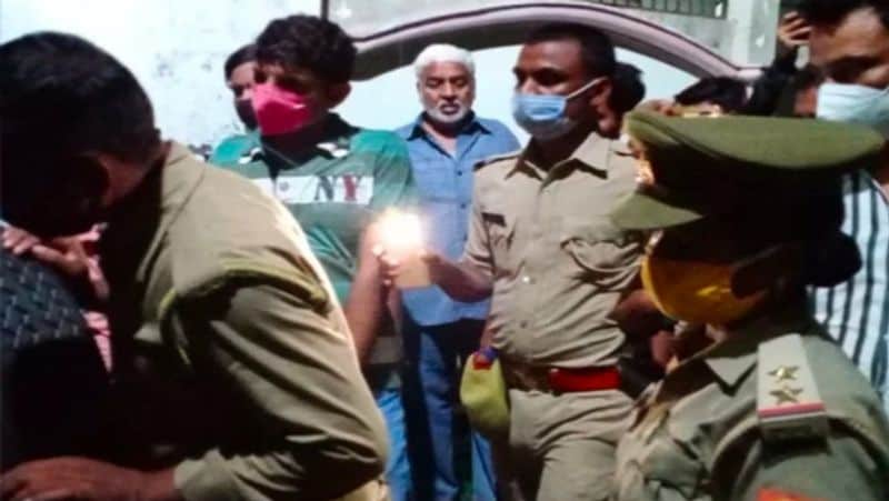 महिला के इस काम से मोहल्ले के लोग परेशान हो गए थे। कई बार तो ग्राहक दूसरों के घरों का दरवाजा खटखटाने लगते थे। इसे लेकर मोहल्ले के संभ्रात लोग काफी परेशान थे। पुलिस की इस कार्रवाई पर लोगों ने राहत महसूस की।
