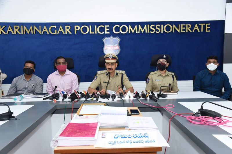 కరీంనగర్ సీపీ విబి కమలాసన్ రెడ్డి ఈ కేసుకు సంబంధించిన వివరాలను వెల్లడించారు. వరంగల్ అర్బన్ జిల్లా భీమదేవరపల్లి మండలం మాణిక్యాపూర్ కు చెందిన దోమల రమేష్ ఈజీ మనీ కోసం మోసాలబాట పట్టాడు. ఇందులో భాగంగానే హుజరాబాద్ లోని డిసిఎంఎస్ కాంప్లెక్స్ లో సివిల్ పంచాయతీలు పరిష్కరించేందుకు ఓ కార్యాలయం తెరిచాడు.