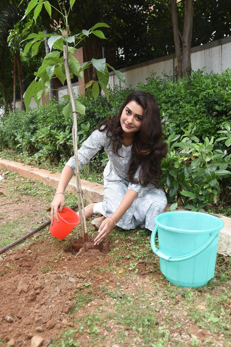 ఈ సందర్భంగా రవితేజ, సౌరబ్, కరణ్, ప్రజ్ఞా జైస్వాల్లకు గ్రీన్ ఇండియా ఛాలెంజ్ని విసిరింది. తమ ఛాలెంజ్ని స్వీకరించి మొక్కలు నాటాలని తెలిపింది.