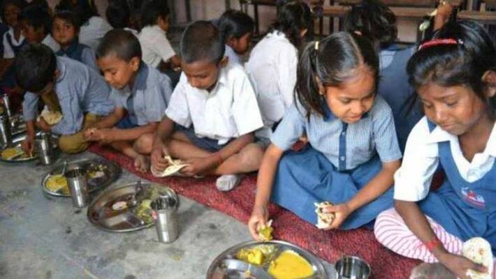 32 Students Fall Ill After Eating Mid-Day Meal In Telangana bpsb 32 Students Fall Ill After Eating Mid-Day Meal In Telangana bpsb