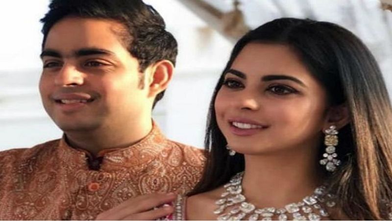 मैगजीन हर साल जारी करती है लिस्ट
वर्ल्ड की फेमस बिजनेस मैगजीन 'फॉर्च्यून' हर साल फाइनेंस, टेक्नोलॉजी, हेल्थकेयर, पॉलिटिक्स, मीडिया और एंटरटेनमेंट कैटेगरी में '40 अंडर 40' लिस्ट जारी करती है। इसमें उन लोगों को शामिल किया जाता है, जो 40 साल से कम उम्र के हों और इन क्षेत्रों में उन्होंने कोई बड़ी उपलब्धि हासिल की हो। इस लिस्ट में पूरी दुनिया से 40 लोगों को शामिल किया जाता है।
