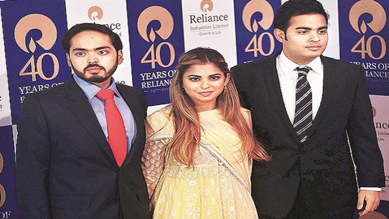 दुनिया की बड़ी कंपनियों से की डील
फॉर्च्यून ने लिखा है कि ईशा और आकाश अंबानी ने फेसबुक के साथ 9.99 फीसदी हिस्सेदारी के साथ जियो के लिए 5.7 अरब डॉलर की डील को सफलतापूर्वक पूरा किया। गूगल, क्वालकॉम, इंटेल और दूसरी कई बड़ी कंपनियों को रिलायंस से जोड़ने और उनसे निवेश हासिल करने का काम ईशा और आकाश अंबानी के नेतृत्व में ही हुआ।

