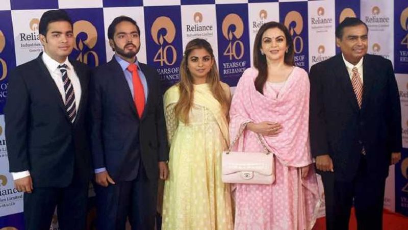 जियोमार्ट को लॉन्च करने में निभाई भूमिका
फॉर्च्यून ने लिखा है कि रिलायंस इंडस्ट्रीज ने अपने रिटेल कारोबार को आगे बढ़ाने के लिए जब जियोमार्ट (JioMart) को शुरू करने की योजना बनाई, तो उसकी लॉन्चिंग में ईशा और आकाश अंबानी की खास भूमिका रही। इन्होंने इसकी पूरी प्लानिंग की और इसे सफलतापूर्वक लॉन्च किया।
