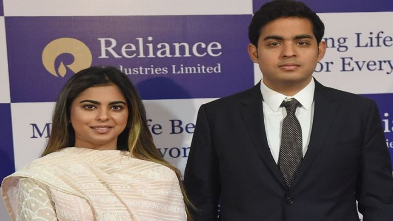 जियोमार्ट बन सकती है सबसे बड़ी कंपनी
बता दें कि किशोर बियाणी का फ्यूचर ग्रुप खरीद लेने के बाद मुकेश अंबानी अब रिटेल के क्षेत्र में सबसे बड़ा नाम बन गए हैं। रिलायंस के रिटेल बिजनेस को अब कोई चुनौती देने वाला नहीं रहा। ऐसे में, जियोमार्ट रिटेल के साथ ई-कॉमर्स में सबसे बड़ी कंपनी बन कर उभर सकती है। 