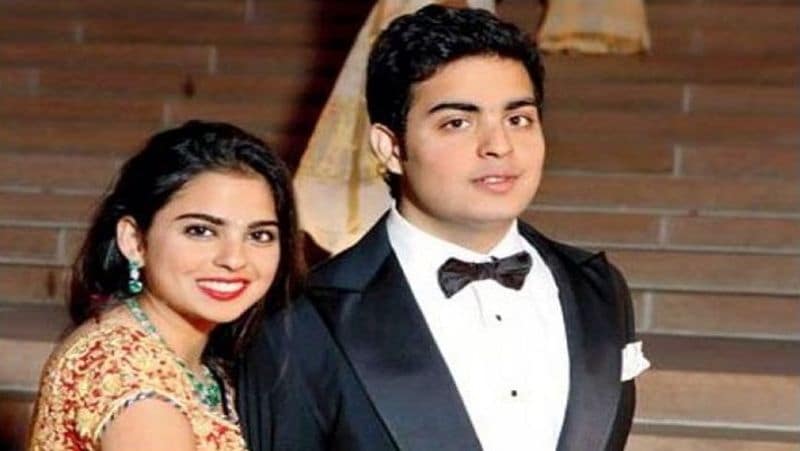 अमेजन और फ्लिपकार्ट को दे सकती है चुनौती
ईशा और आकाश अंबानी के नेतृत्व में जिस तरह से जियोमार्ट का कारोबार बढ़ता चला जा रहा है, उसे देखते हुए मार्केट पर नजर रखने वालों का कहना है कि जल्द ही यह ई-कॉमर्स के क्षेत्र में अमेजन और फ्लिपकार्ट को चुनौती दे सकती है। जियोमार्ट पर फिलहाल रोज करीब 4 लाख ऑर्डर बुक किए जा रहे हैं। जियोमार्ट में वॉट्सऐप के जरिए ऑर्डर बुक करने की सुविधा है। 