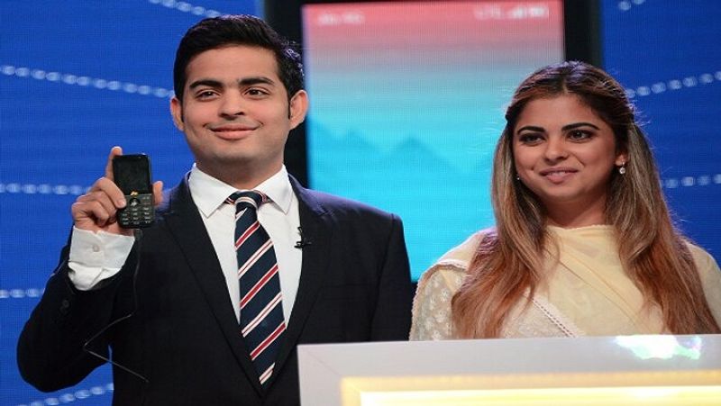 कब किया फैमिली बिजनेस जॉइन
आकाश अंबानी ने अमेरिका की ब्राउन यूनिवर्सिटी में साल 2014 में इकोनॉमिक्स में डिग्री लेकर फैमिली बिजनेस जॉइन किया। वहीं, ईशा अंबानी ने अमेरिका की येल और स्टैनफोर्ड यूनिवर्सिटी से पढ़ाई की। ईशा अंबानी एक साल बाद जियो में शामिल हुईं। इस साल रिलायंस इंडस्ट्रीजी की सालाना आम मीटिंग (एजीएम) में जियो ग्लास को ईशा और आकाश अंबानी ने ही पेश किया था। मुकेश अंबानी के छोटे बेटे अनंत अंबानी भी अब फैमिली बिजनेस में जिम्मेदारी निभा रहे हैं। 
