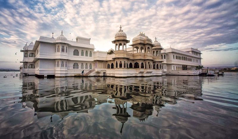 राजस्थान में हर साल लाखों टूरिस्ट्स आते हैं। यहाँ पर्यटन इकोनॉमी में काफी बड़ा योगदान रखती है। ऐसे में यहां कई आलीशान होटल्स हैं। इस लिस्ट में सबसे पहला नंबर आता है राजस्थान के उदयपुर का लेक पैलेस। इसके ग्रैंड प्रेसिडेंशियल सुइट में रुकने के लिए एक रात के बदले आपको 6 लाख रुपए चुकाने होंगे।
