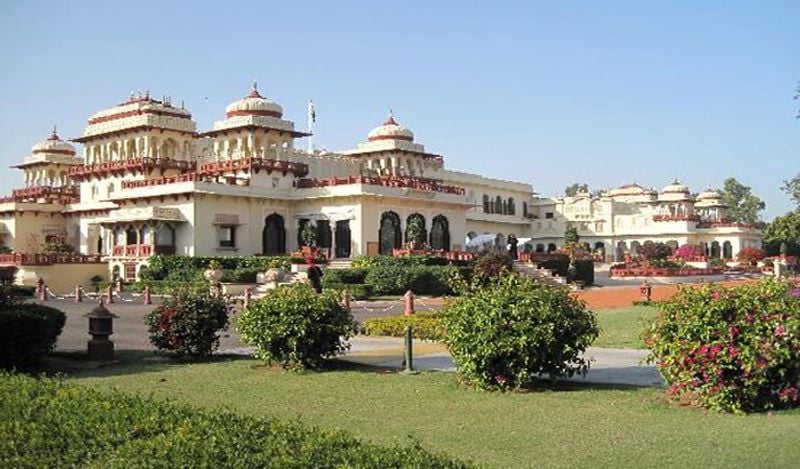 महंगे होटलों की लिस्ट में दूसरा प्लेस जयपुर को मिला है। यहां रामबाग पैलेस के ग्रैंड प्रेसिडेंशियल सुइट का किराया 6 लाख रुपए है। 