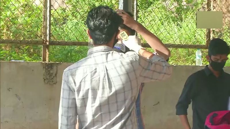 जिन स्टूडेंट्स का तापमान अधिक निकलेगा, उन्हें अलग कमरे में एग्जाम देने दिया जाएगा।