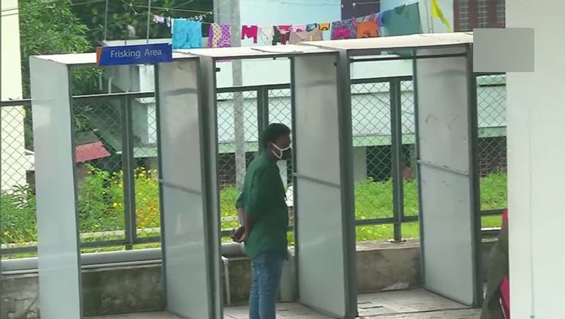 किसी को भी बिना चेकिंग एग्जाम सेंटर के अंदर नहीं जाने दिया जा रहा था।