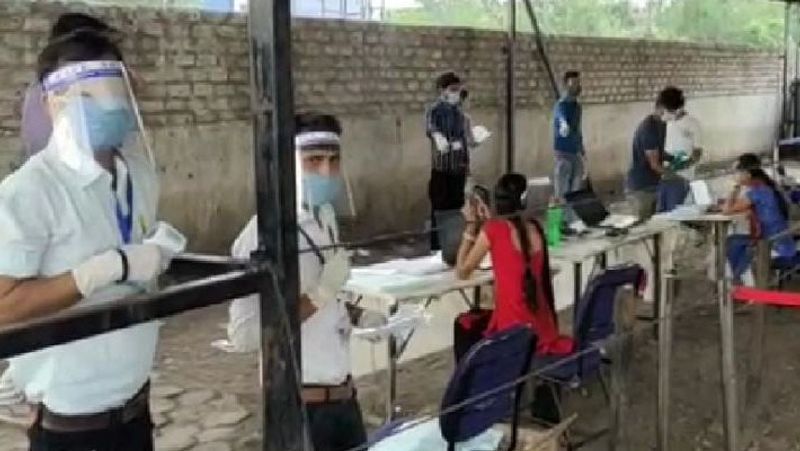 इस तरह का माहौल देखने को मिला एग्जाम सेंटर में।